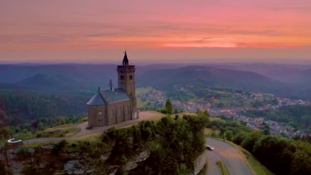 Capela de St. Leon no topo de Dabo Rock em Moselle, França — Vídeo de Stock