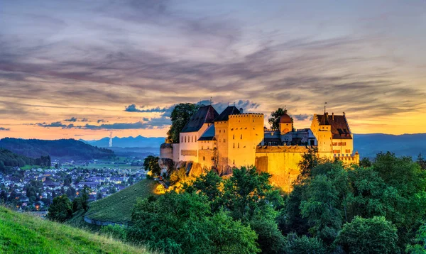 Zamek Lenzburg w Szwajcarii o zachodzie słońca — Zdjęcie stockowe