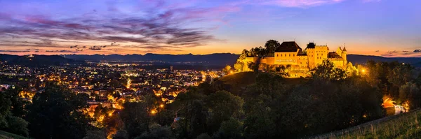 Castillo de Lenzburg en Suiza al atardecer — Foto de Stock