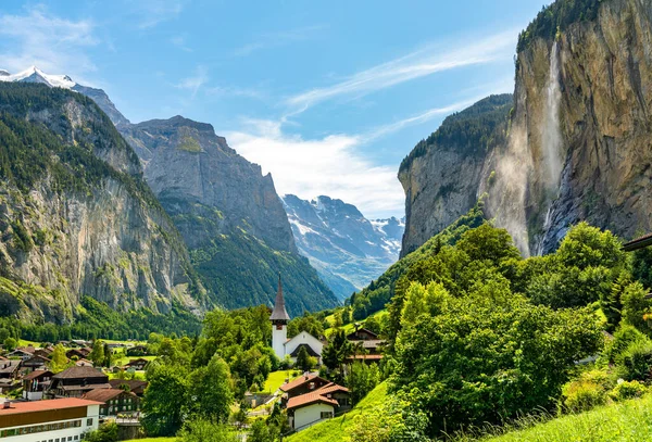 La iglesia y las cataratas de Staubbach en Lauterbrunnen, Suiza —  Fotos de Stock