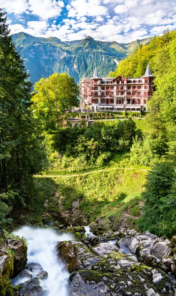 Waterfall and Grandhotel Giessbach in Switzerland — Stock Photo, Image