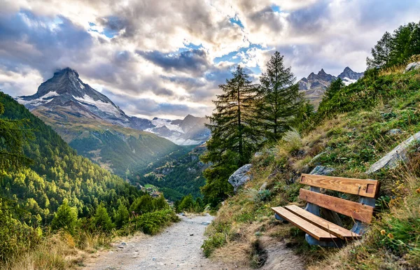 Uitzicht op de berg Matterhorn vanaf een panoramisch pad bij Zermatt, Zwitserland — Stockfoto