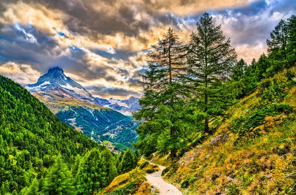 Гора Маттергорн з панорамної стежки поблизу Церматта (Швейцарія). — стокове фото