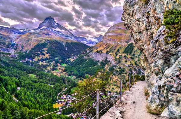Uitzicht op de berg Matterhorn vanaf een panoramisch pad bij Zermatt, Zwitserland — Stockfoto