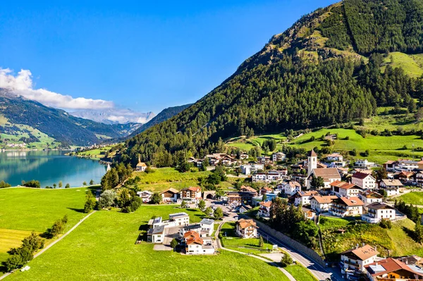 Graun im Vinschgau, een stad aan het meer van Reschen in Zuid-Tirol, Italië — Stockfoto