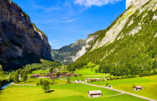 Vale Lauterbrunnen visto de Stechelberg, Suíça — Fotografia de Stock