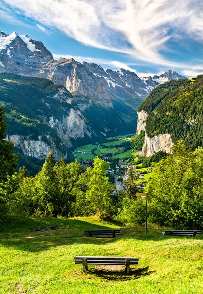 Uitzicht op het Lauterbrunnen-dal in de Zwitserse Alpen — Stockfoto