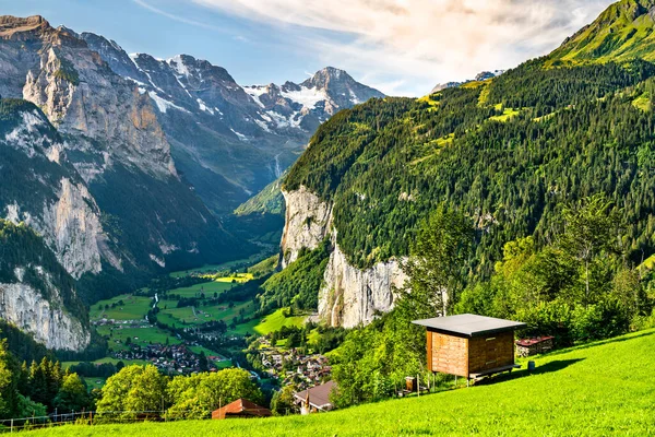 Vista del valle de Lauterbrunnen en los Alpes suizos — Foto de Stock