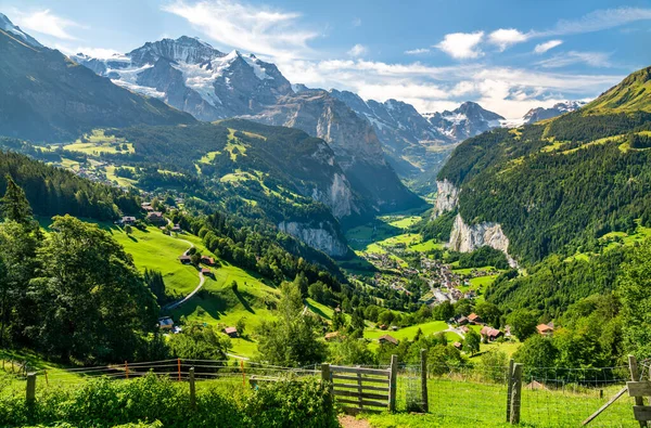 İsviçre Alplerindeki Lauterbrunnen Vadisi manzarası — Stok fotoğraf