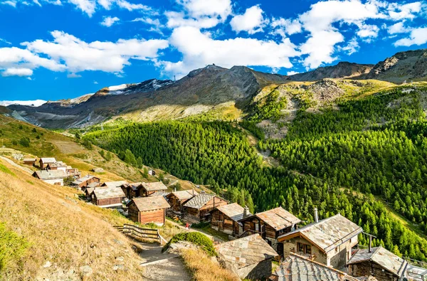 Casas de madera tradicionales en Findeln cerca de Zermatt - Mattehorn, Suiza — Foto de Stock