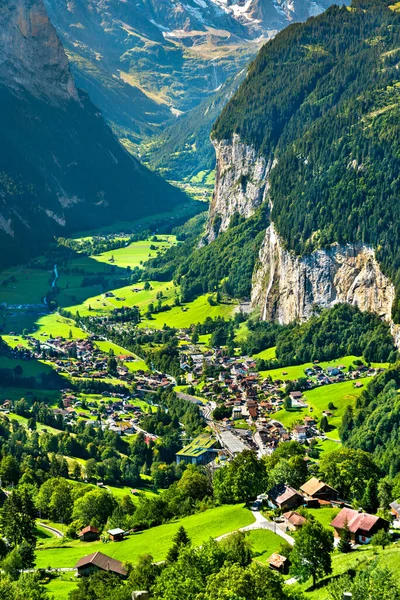 Uitzicht op het Lauterbrunnen-dal in de Zwitserse Alpen — Stockfoto