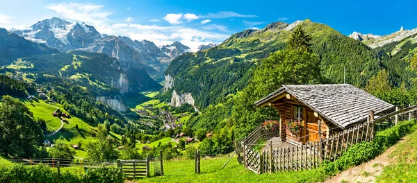 Vista do vale Lauterbrunnen em Alpes Suíços — Fotografia de Stock