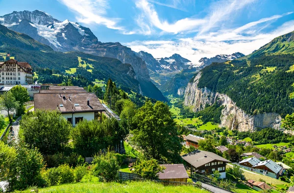 Vista do vale Lauterbrunnen em Alpes Suíços — Fotografia de Stock