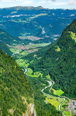 İsviçre 'de Interlaken' e doğru Lutschine nehrinin manzarası