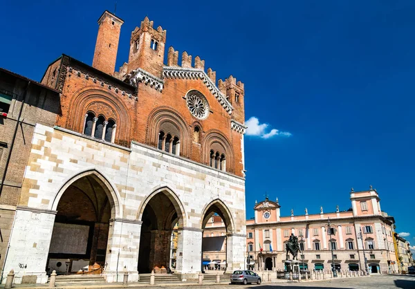 Palazzo Gotico na Piazza Cavalli em Piacenza, Itália — Fotografia de Stock