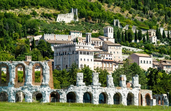 Gubbio s římským divadlem v Umbrii, Itálie — Stock fotografie