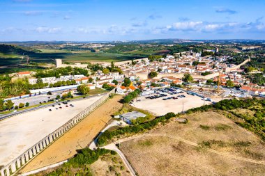Portekiz 'deki Usseira Aqueduct ile Obidos' un hava görüntüsü