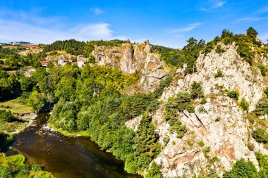 Arlempdes köyü ve şatosu Loire 'ın bir köşesinde. Fransa