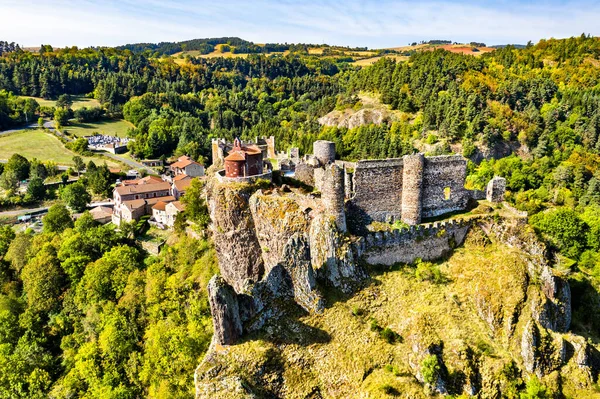 Castello di Arlempdes sulla cima di una roccia di basalto ad un meandro della Loira. Francia — Foto Stock