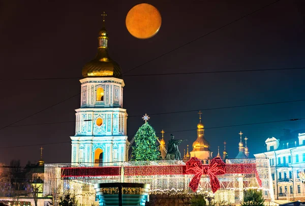 Mercatino di Natale e Cattedrale di Santa Sofia, patrimonio mondiale dell'UNESCO a Kiev, Ucraina — Foto Stock