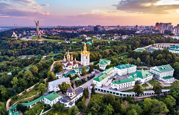 Kiev Pechersk Lavra e o Monumento da Pátria em Kiev, a capital da Ucrânia — Fotografia de Stock