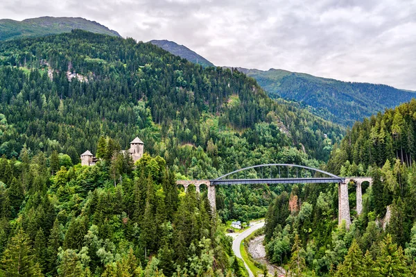 Most Trisanna i zamek Wiesberg w Tyrolu, Austria — Zdjęcie stockowe