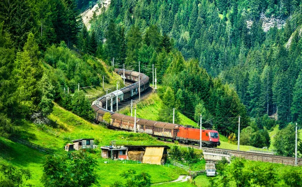Tren de mercancías en el Ferrocarril del Brennero en Austria — Foto de Stock