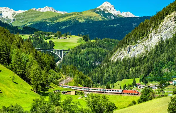 Comboio de passageiros na ferrovia Brenner, na Áustria — Fotografia de Stock