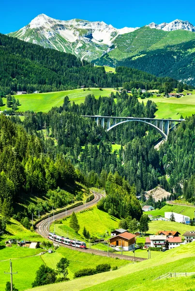 Regionale trein aan de Brennerbahn in Oostenrijk — Stockfoto