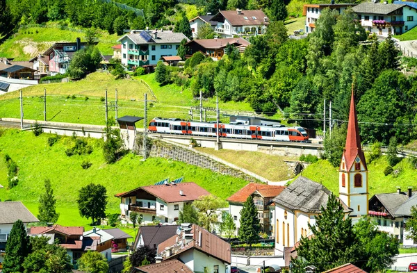 Tren regional en Sankt Jodok am Brenner en Austria — Foto de Stock