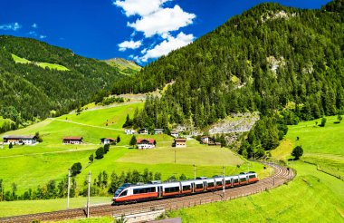 Avusturya 'daki Brenner Demiryolu' nda bölgesel tren.