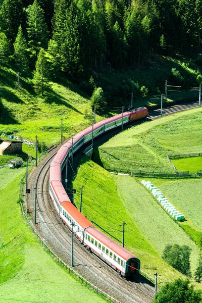 Tren de pasajeros en el Ferrocarril del Brennero en Austria — Foto de Stock