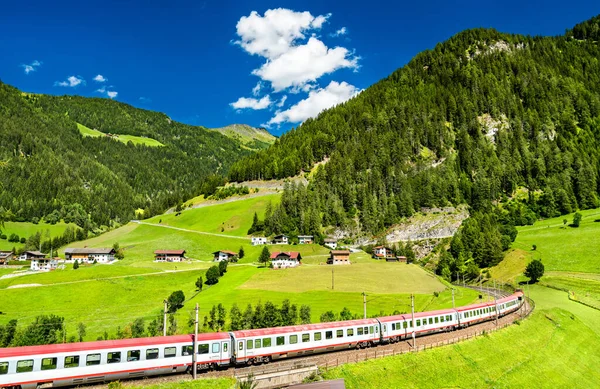 Comboio de passageiros na ferrovia Brenner, na Áustria — Fotografia de Stock