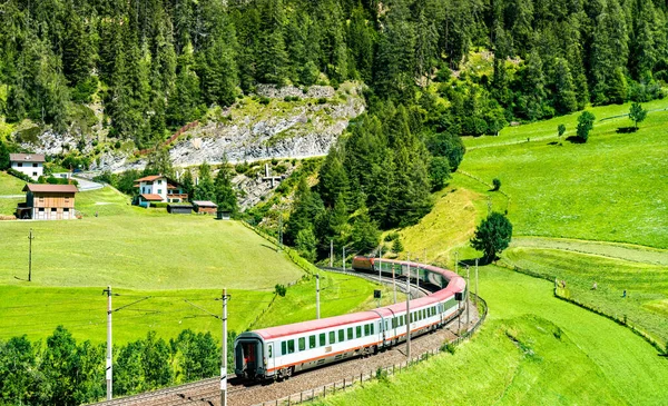 Pociąg pasażerski na kolei Brenner w Austrii — Zdjęcie stockowe