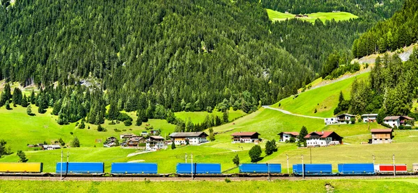 Remolques que cruzan los Alpes por ferrocarril en Austria — Foto de Stock