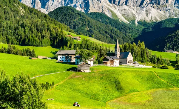 Santa Maddalena 'daki Chruch - Dolomitler, İtalya — Stok fotoğraf