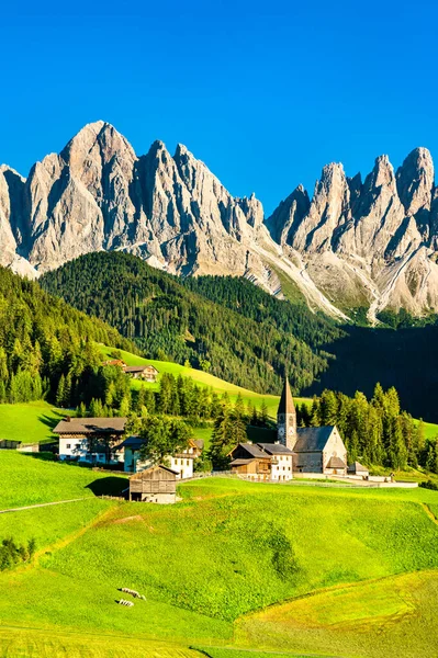 Chruch bij Santa Maddalena - de Dolomieten, Italië — Stockfoto