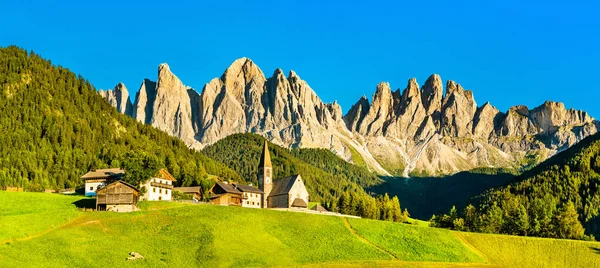 Chruch bij Santa Maddalena - de Dolomieten, Italië — Stockfoto