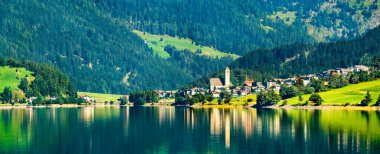 Reschen am See or Resia, Güney Tyrol, İtalya 'da Reschen Gölü üzerinde bir köy.