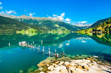 Reschensee 'deki rıhtım, İtalyan Alplerinde yapay bir göl.