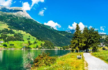 İtalyan Alplerinde Reschen Gölü Yolu