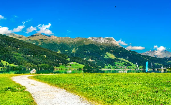 Weg bij het meer van Reschen in de Italiaanse Alpen — Stockfoto