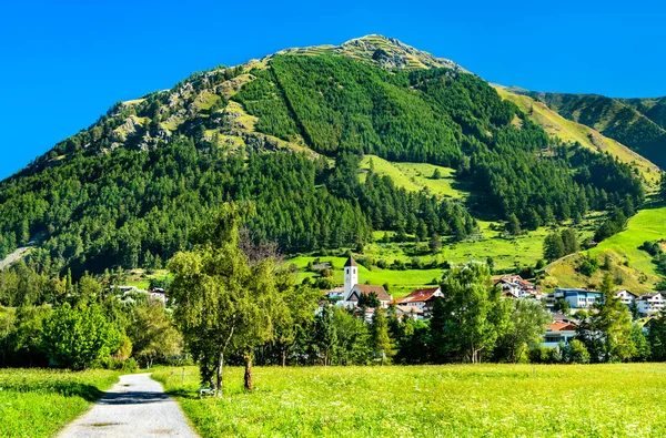 Graun im Vinschgau of Curon Venosta, een stad aan het meer van Reschen in Zuid-Tirol, Italië — Stockfoto