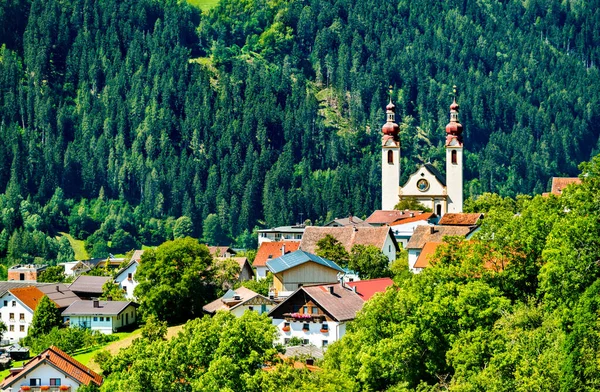 Avusturya 'nın Fliess köyündeki St. Barbara Kilisesi — Stok fotoğraf