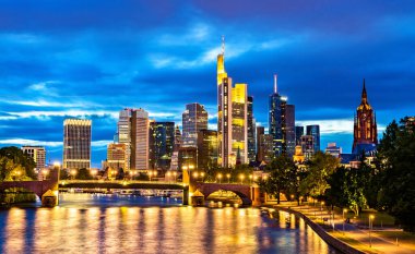 Frankfurt 'un Skyline' ı Almanya 'da geceleyin