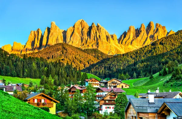 Uitzicht op het dorp Santa Maddalena - Zuid-Tirol, Italië — Stockfoto
