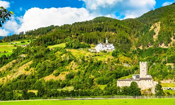 Kasteel Furstenburg en Marienberg Abdij in Zuid-Tirol, Italië — Stockfoto