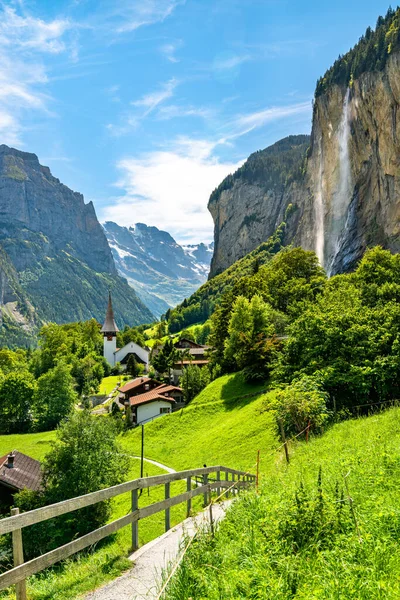 La iglesia y las cataratas de Staubbach en Lauterbrunnen, Suiza —  Fotos de Stock