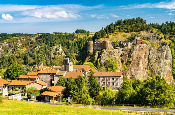 Arlempdes村与它的城堡顶部的玄武岩岩石。法国上卢瓦尔 — 图库照片