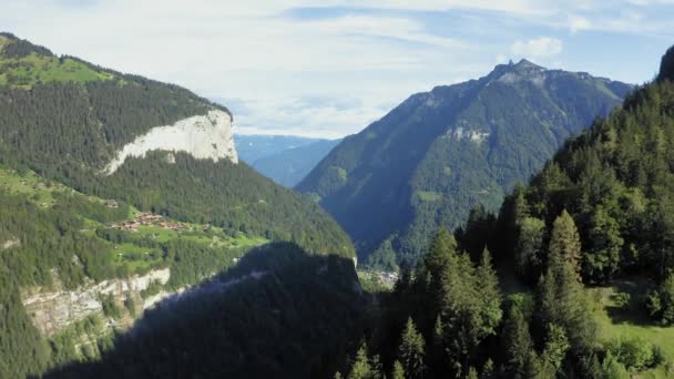Vuelo sobre el valle de Lauterbrunnen en los Alpes suizos — Vídeo de stock